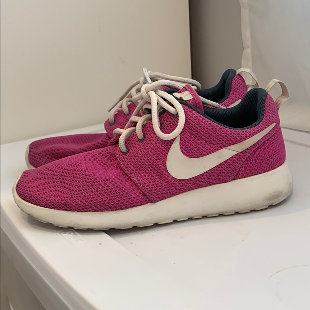 Women’s Nike Roshe Run sneakers